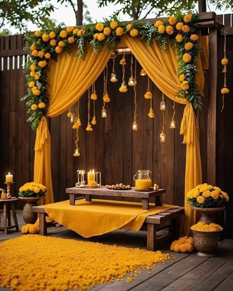 Pithi Decoration Backdrop, Haldi Mehndi Backdrop, Pooja Stage Decoration Ideas, Indian Ceremony Decor, At Home Haldi Decor, Maiyan Decor Backdrop, Indian Wedding Ceremony Decorations, Ganpati Decoration Backdrop, Backyard Haldi Decor