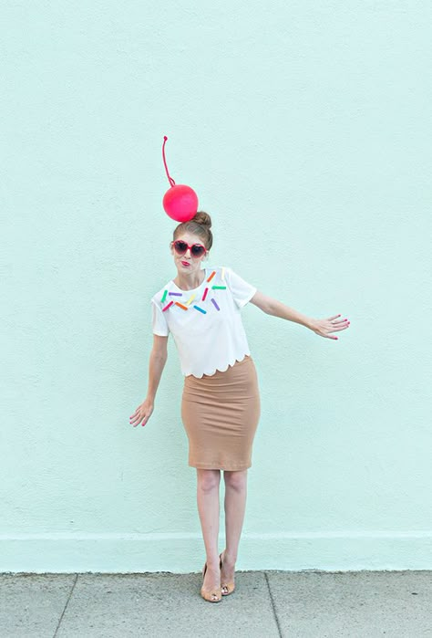 DIY Ice Cream Cone Costume - http://www.studiodiy.com/ Ice Cream Cone Halloween Costume, Ice Cream Cone Costume, Super Easy Halloween Costumes, Ice Cream Costume, Diy Karneval, Modest Halloween Costumes, Diy College, Meme Costume, Costume Carnaval