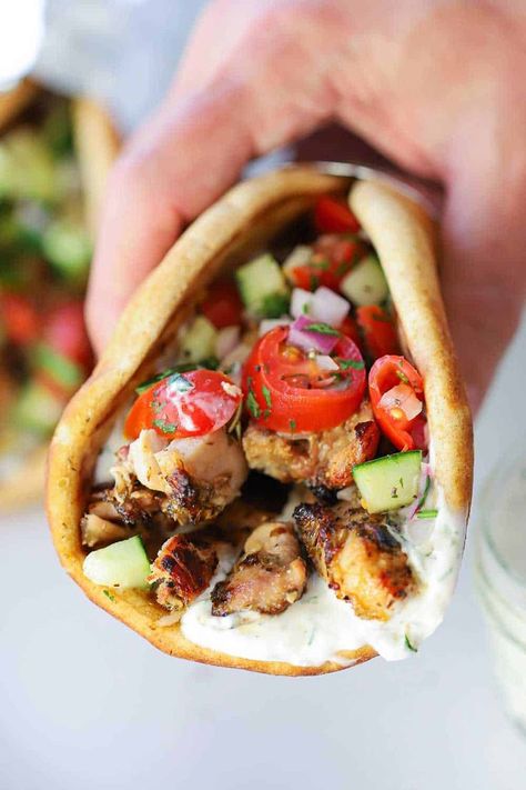 Chicken gyro with tzatziki Chicken Gyro Recipe, Chicken Gyro, Greek Gyros, Gyro Recipe, Recipes Oven, Chicken Gyros, Resep Diet, Oven Chicken, Tzatziki Sauce