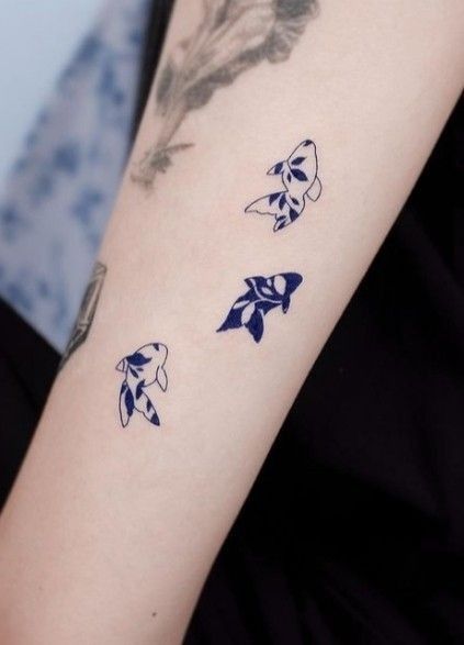 Chinese Porcelain Tattoo, Minimalist Japanese Tattoo, Small Blue Tattoo, Perfect Blue Tattoo, Blue China Tattoo, Blue Tattoo Ideas, Talavera Tattoo, Porcelain Tattoo, Blue Ink Tattoo