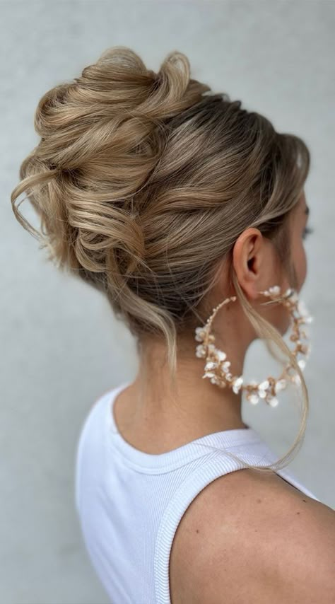 Bridal Hair High Bun, Wedding Updo Blonde, 1920s Updo, Elegant Upstyles, Romantic Wedding Hair Updo, Vintage Updo Hairstyles, Elegant High Bun, Updos Simple, Wedding Upstyles