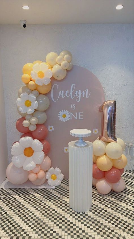 Daisy Themed Backdrop, Daisy Balloon Decorations, Bday Backdrop Ideas, Daisy Birthday Theme, Daisy Baby Shower Theme, Birthday Party Daisy, Flower Party Themes, Balloon Decorations Diy Tutorials, 1st Birthday Backdrop