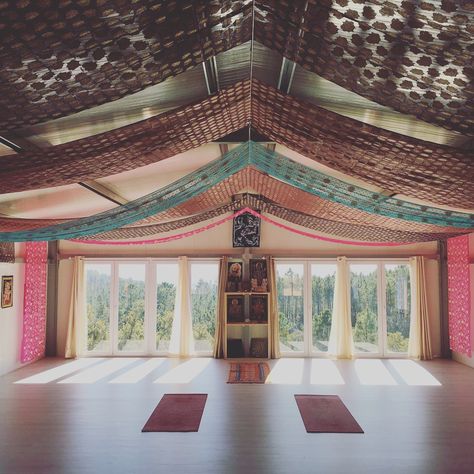 Yoga hall Indian style :-) Yoga Hall Design, Yoga Festival Decoration, Colorful Yoga Studio, Yoga Shala Design, Pink Yoga Studio, Yoga Studio Ceiling, Boho Yoga Studio, Meditation Classroom, Yoga Center Design