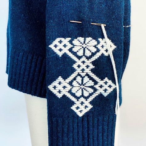 Embroidery On Knitting, Embroidery On Crochet, Embroidery Sweater, Japanese Embroidery, Modern Embroidery, Embroidered Sweater, Knitting Charts, Knitting Stitches, Textile Patterns