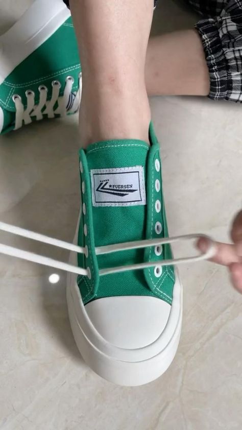 Shoe Lace Hacks, Shoe Lacing Techniques, How To Lace Converse, Ways To Lace Shoes, How To Tie Shoes, Diy Clothes And Shoes, Shoes Hack, Shoe Lace Tying Techniques, Tie Shoelaces