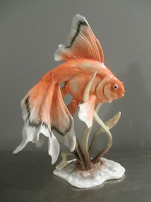 Clay Fish Sculpture, Fish Pottery, Bois Intarsia, Hummel Figurines Antiques, Fish Ceramic, Goldfish Art, Clay Fish, Porcelain Sculpture, Ceramic Art Sculpture