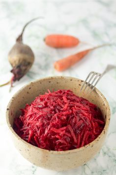 Grated beet and carrot salad: the healthiest meal you’ll have all week. Beet And Carrot Salad, Carrot Salad Recipes, Carrot Salad, Beet Salad, Healthy Salad Recipes, Healthy Salads, Kitchen Recipes, Beets, Vegan Gluten Free