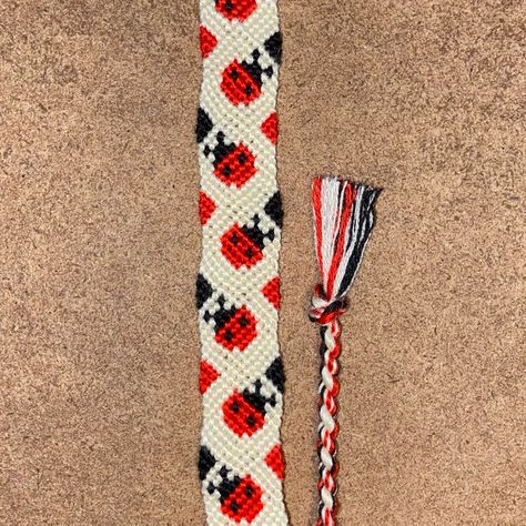 Friendship Bracelets Normal Pattern, Bee Friendship Bracelet Pattern, Ladybug Friendship Bracelet, Ladybug Friendship Bracelet Pattern, Lizard Friendship Bracelet Pattern, Normal Pattern Bracelet, Bracelet Chevron, Ideas Pulseras, Flamingo Friendship Bracelet Pattern