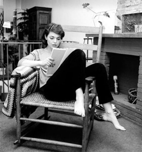 Aurora on Twitter: "Anne Bancroft studies a script in her Greenwich Village apartment in New York City in June 1963.… " Lee Strasberg, Anne Bancroft, People Reading, Actor Studio, Book People, Jane Fonda, Foto Vintage, Woman Reading, Pictures Of People