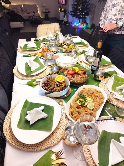 Filipino Buffet Table Set Up At Home, Raya Table Setting, Filipino Table Setting Ideas, Filipino Food Party Table, Filipino Food Party, Christmas Dinner Buffet, Fine Dining Table Setting, Filipino Party, Table Manner