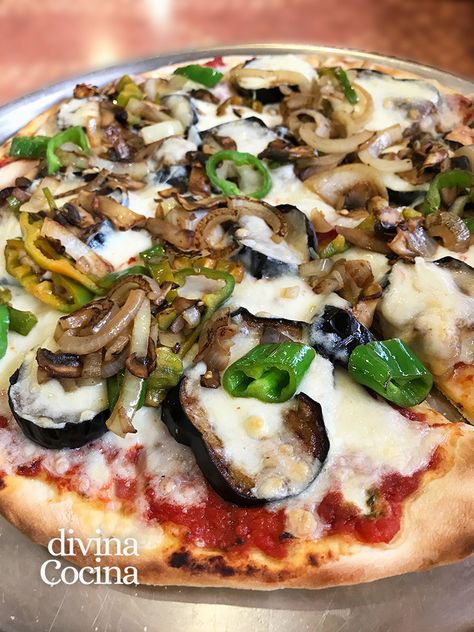 pizza de verduras vegetariana Pizza Gif, Eating Gif, South American Recipes, Pizza Cat, Vegetarian Pizza, Eat Pizza, Good Pizza, Pizza Pasta, Pizza Dough