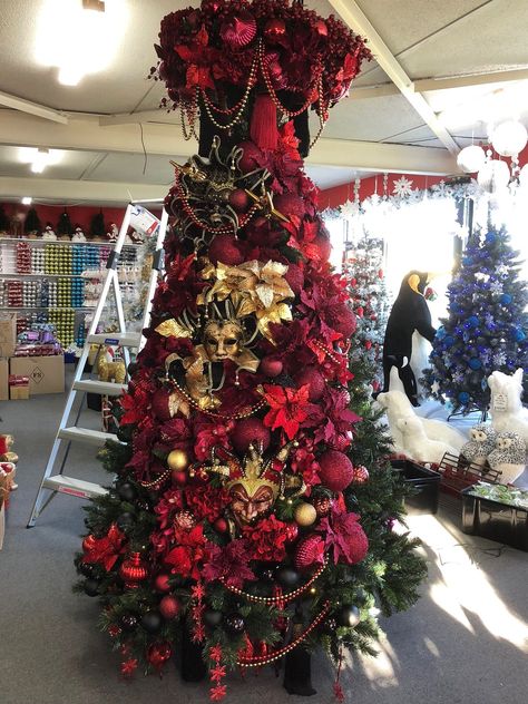 Now this is a Christmas tree theme! How gorgeous is this Venetian mask tree 💋👌 📸pinterest Christmas Masquerade Party, Masquerade Ball Decorations, Victorian Masquerade, Gold Colour Palette, Christmas Masquerade, Johnny And June, Christmas Tree Theme, Masquerade Theme, Tree Theme