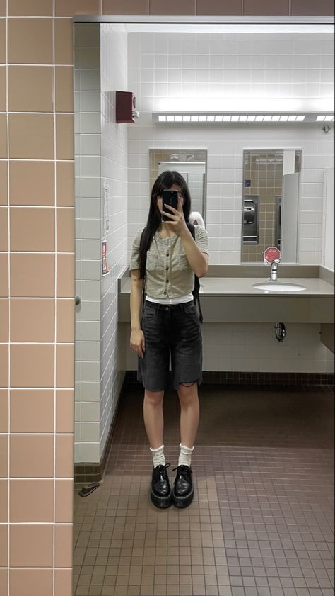 Jorts Korean Outfit, Short Doc Martens Outfits, Doc Martens With Shorts, Shorts And Doc Martens Outfits, Low Cut Doc Martens Outfit, Black Jorts Outfit Idea, Short Doc Martens, Low Doc Martens, Jorts Outfit Idea