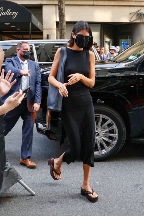 Kendall Jenner Sandals, 90s Platform Sandals Outfit, Platform Sandals Outfit Aesthetic, Dress With Platform Sandals, Black Platform Sandals Outfit, Black Summer Maxi Dress, 30s Outfits, Black Maxi Dress Outfit, 90s Models Off Duty