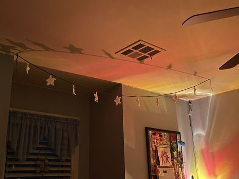 Hanging Stars Decorations, Crochet Ceiling Decor, Crochet Star Garland, Crochet Light Garland, Star Fairy Lights Aesthetic, Led Star Curtain Lights, Glow Stars On Ceiling Aesthetic, Star String Lights, Fairy Lights Bedroom