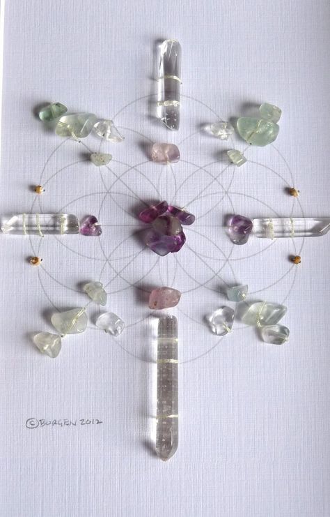 Gemstone Projects, Mystic Decor, Crystals Healing Grids, Grounding Energy, Crystal Aesthetic, Crystal Grids, Cosmic Energy, Crystal Magic, Crystal Crafts