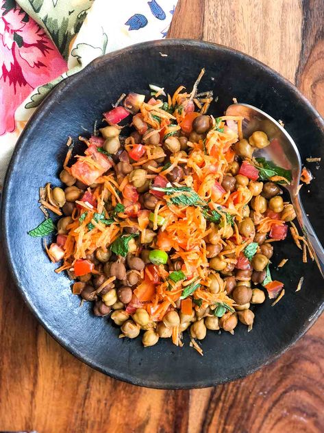 Kala Chana Salad Recipe With Carrots, Cucumber & Tomatoes Chana Salad Recipe, Chana Salad, Recipe With Carrots, Cucumber Carrot Salad, Indian Salad, Chana Recipe, Chats Recipe, Indian Salads, Black Chickpeas