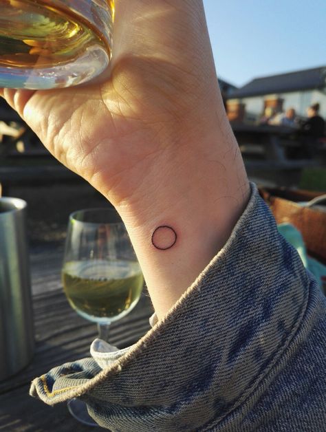 A perfect little circle tattoo. Small tattoos Tato Lingkaran, Personalized Tattoos, Font Tato, Tattoos Neck, Tattoos Fonts, Tattoos Creative, Fashion Tattoos, Tattoos Back, Tattoos Simple