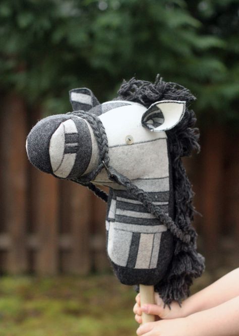 Free pattern and tutorial on how to make a stick horse. So cute!! Stick Pony, Unicorn Diy, Cheap Hobbies, Stick Horses, Hobbies For Women, Hobby Horses, Horse Diy, Horse Pattern, Hobby Horse