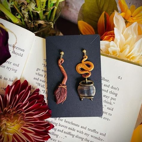 Clay Witch Hat Earrings, Polymer Clay Witch Hat Earrings, Spooky Polymer Clay Earrings, Spooky Trinkets, Harry Potter Bookshelf, Mood Earrings, Halloween Earrings Polymer Clay, Halloween Clay Earrings, Black Mood