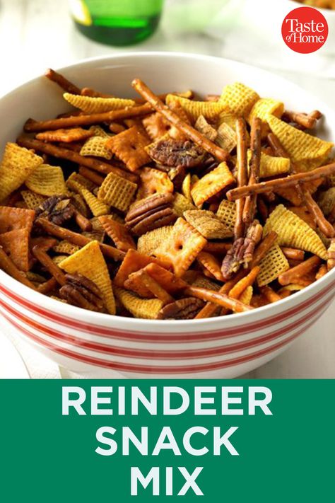 Reindeer Snack Mix Christmas Eve Snack Ideas, Snack Mix Sweet, Christmas Chex Mix Recipe, Chex Mix Recipes Spicy, Reindeer Snack, Christmas Chex Mix, Spicy Chex Mix, Christmas Snack Mix, Easy Snack Mix