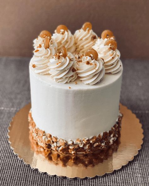 ButterScotch Cake Design Images (ButterScotch Birthday Cake Ideas) Butterscotch Birthday Cake, Simple Butterscotch Cake Design, Butter Scotch Cake Designs, Butterscotch Cake Designs, Butterscotch Cake Decoration, Caramel Cake Decoration, Cake Design Images, Golden Birthday Cakes, Whipped Cream Cakes