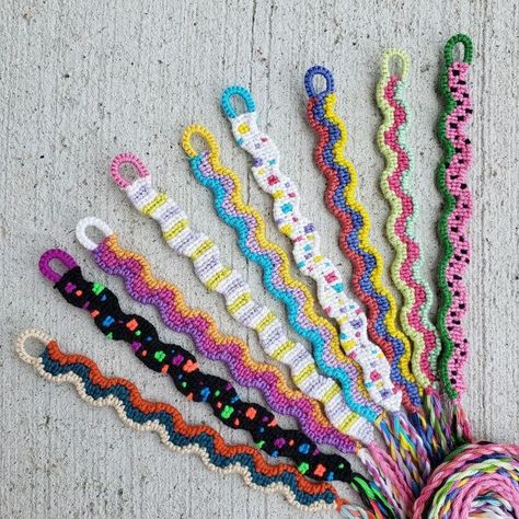 Cool Friendship Bracelets, Diy Friendship Bracelet, String Bracelet Patterns, Diy Friendship Bracelets Tutorial, Braided Bracelet Diy, Bracelet Crochet, Friendship Bracelet Patterns Easy, Cute Friendship Bracelets, Yarn Bracelets