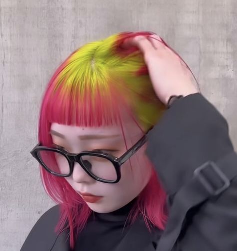 Dragon Fruit Hair Color, Neon Roots Hair, Neon Pink And Green Hair, Neon Hair Ideas, Pink And Green Hair Dye, Corte Wolf, Pink Green Hair, Red And Green Hair, Pink And Green Hair