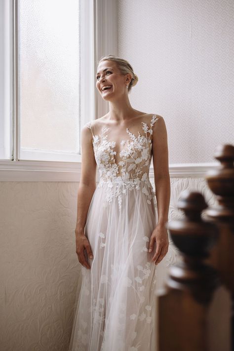 Bride wearing Anna Kara wedding dress with climbing floral lace. Wolf & Co. Photography. Anna Kara Bridal, Modern Beach Wedding Dress, Anna Kara Wedding Dress, Mira Zwillinger Wedding Dress, Romantic London, Chapel Wedding Ceremony, Blue Hydrangea Bouquet, Wedding Dress Pattern, Anna Kara