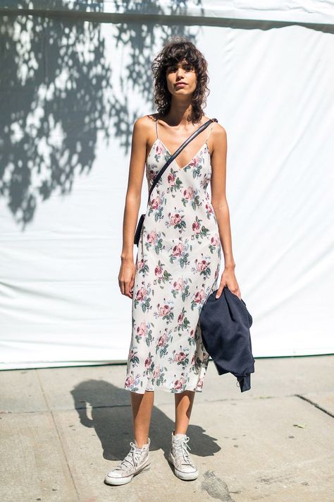 Puur kleur Dress With Converse, Dress And Sneakers Outfit, Slip Dress Outfit, New York Fashion Week Street Style, Sneakers Fashion Outfits, Estilo Hippie, Women Sneakers, Spring Street Style, Fashion Week Street Style