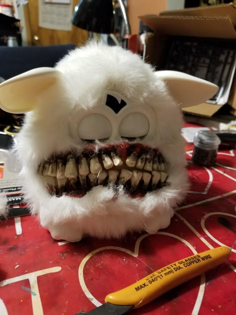 Long Furby Cursed, Creepy Stuffed Animals Diy, Weird Furbies, Furby Cursed, Furby Art, Cursed Furby Aesthetic, Cursed Furby, Long Furby, Creepy Stuffed Animals