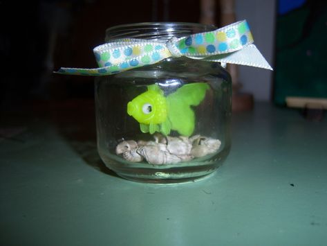 Fake Pet Fish  •  Make a fish plushie in under 20 minutes Fennec Fox Pet, Fake Fish Tank, Diy Fish Tank, Fabric Fish, Diy Bowl, Reptile Cage, Tropical Pool, Fishing Diy, Fish Aquarium