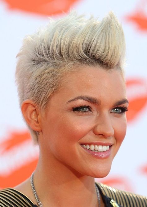 28 Trendy Faux Hawk Hairstyles for Women 2018 Wedding Hairstyles For Short Hair Pixie Shaved Sides, Faux Hawk Women, Blonde Ideas, Hairstyles For Fat Faces, Faux Hawk Hairstyles, Short Shaved Hairstyles, Pompadour Hairstyle, Quiff Hairstyles, Faux Hawk