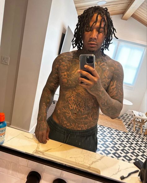 Stomach Tattoos For Guys, Moneybagg Yo, Rapper Aesthetic, Tatted Men, Drip Drop, Half Sleeve Tattoos For Guys, Stomach Tattoos, Rap Aesthetic, Cute Rappers