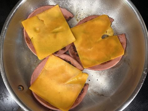 Snoop Dogg Bacon Recipe, Snoop Dog Recipes, Snoop Dogg Fried Chicken Recipe, Fried Bologna Sandwich Recipe, Fried Bologna Sandwich, Snoop Dogg Bologna Sandwich, Snoop Dog Fried Bologna Sandwich, Bologna Sandwich Recipes, Barbecue Chips