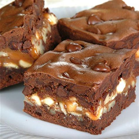 Layers Of Love Chocolate Brownies Nestle Chocolate Chip Cookie Recipe, Triple Layer Brownies, Cake Cookie Bars, Nestle Recipes, Brownie Fudge, Chocolate Cheesecake Bars, Cookies Bites, Yummy Bars, Easy Dessert Bars