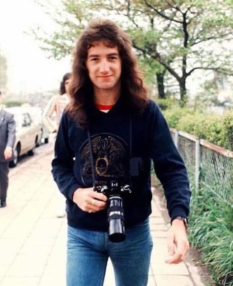 John in Japan, 1975😋  Tag Rock Argentino, Queen Photos, Roger Taylor, Queen Freddie Mercury, John Richard, John Deacon, Brian May, Old Music, Queen Band