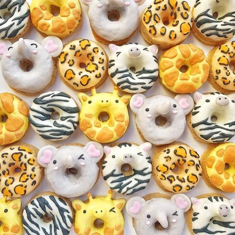 animal donuts Doughnut Ideas, Donut Ideas, Donut Decorating Ideas, Fancy Donuts, Donut Design, Baking Buns, Doughnut Shop, Donut Decorations, Safari Cakes