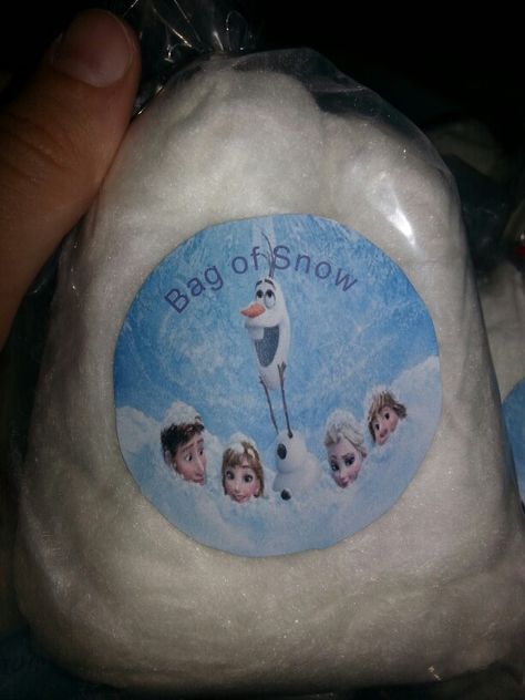 I made these Frozen "bag of Snow" cotton candies for Alyssa's birthday Ice Princess Birthday Party, Frozen Three Year Old Birthday, Frozen Goodie Bag Ideas, Frozen Cotton Candy, Frozen Candy Bags, Frozen Treat Bags, Frozen Party Bags, Frozen Favors, Olaf Birthday Party