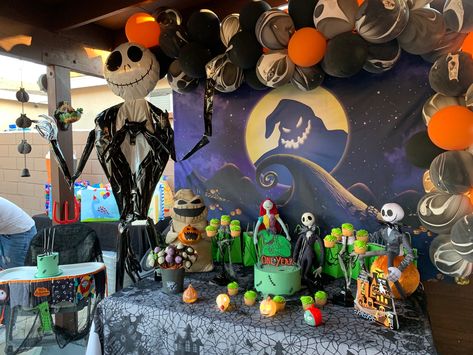 Jack And Sally Party, Christmas Birthday Theme, Jack Skellington Birthday, Halloween Party Cake, Tim Burton Party, Nightmare Before Christmas Birthday, Christmas Baby Shower Ideas, Nightmare Before Christmas Kids, Halloween Dessert Table