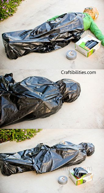 Body Bag - DIY Halloween decorations - DEAD BODY tutorial - Inexpensive and EASY - decor ideas - RECYCLE/Upcycle Halloween Newspaper, Stained Clothes, Hallowen Ideas, Body Tutorial, Halloween Tutorial, Easy Decor, Adornos Halloween, Halloween Pins, Large Decor