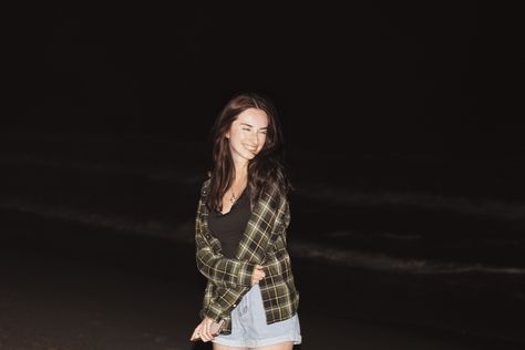 Night time flash beach photos Photo In Nature Ideas, Night Beach Photo Ideas, Flash Beach Photos, Night Beach Pics With Flash, Beach Pics At Night, Night Time Beach Pictures, Beach Fotos, Sunrise Photoshoot, Dark Beach