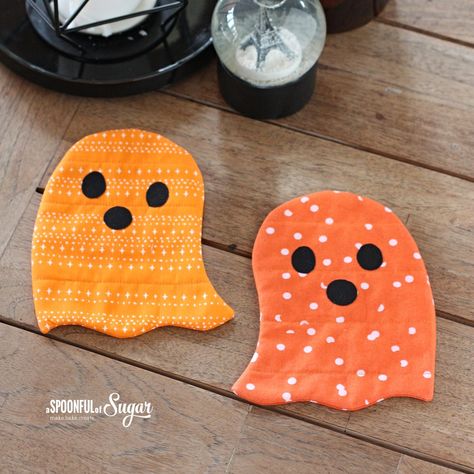 Halloween Coaster - A Spoonful of Sugar Fall Sewing Projects To Sell, Halloween Coasters Diy, Halloween Mug Rugs, Halloween Sewing Ideas, Halloween Fabric Crafts, Halloween Coasters, Halloween Sewing Projects, Fall Sewing Projects, A Spoonful Of Sugar