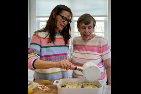 Jennifer Garner's Mom Brought All the Sass to her Pretend Cooking Show Jennifer Garner Chicken Tenders, Jennifer Garner Pretend Cooking Show, Elektra Jennifer Garner, Jennifer Garner Movies, Jennifer Garner Pregnant, Celebrity Film, Pumpkin Oatmeal Cookies, Cobbler Topping, White Bread Recipe