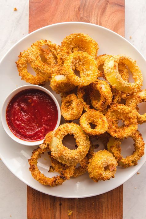 These Healthy Vegan Onion Rings are Fat Free and an easy Side Dish! #plantbased #onionrings #vegan #healthy #oilfree #easyrecipe #fatfree Vegan Panko Recipes, Vegan Onion Rings, Healthy Onion Rings, Air Fryer Vegan, Fried Onion Rings, Vegan Air Fryer, Healthy Junk Food, Vegetarian Junk Food, Fat Free Vegan