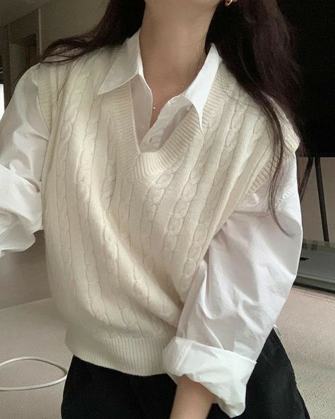 Neutral Color Clothes Aesthetic, Minimalist Clothes Aesthetic, White Shirt Outfit Autumn, Soft Minimalist Aesthetic Outfit, Autumn Korean Outfit, Black N White Outfits, Neutral Clothing Aesthetic, Minimal Aesthetic Outfits, Minimalist Aesthetic Outfit