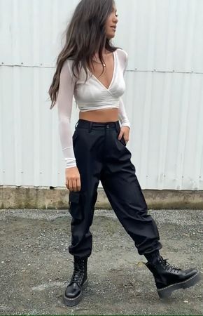 Cotton Cargo Pants Women, Jogger Pants And Boots Outfit, Black Cargo Joggers Outfit, Cargo Pants With Boots, Cargo Pants With Heels, Cargo Pants And Boots, Cargo Joggers Outfits, Outfit Ideas Cargo, Outfit Ideas Cargo Pants