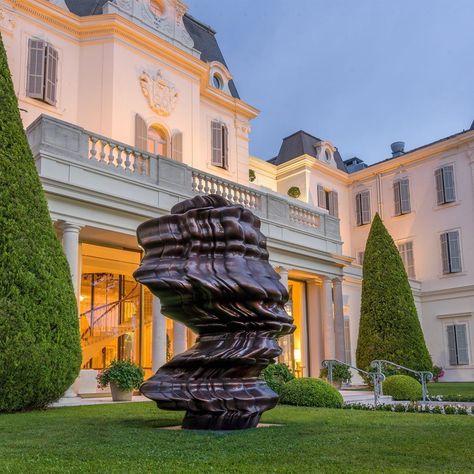 Hotel du Cap-Eden-Roc’s Instagram photo: “Tony Cragg’s masterpiece is even more monumental at night, right? #HotelduCapEdenRoc #WhereTheMagicHappens #EndearingPlaces #EdenBeingArt…” Tony Cragg, Bel Air Mansion, Houses Exterior, Eden Roc, Juan Les Pins, French Exterior, Dream House Exterior, Cabin Homes, Dream House Decor