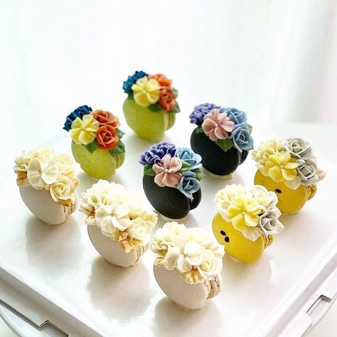 Sweet Petal Cake on Instagram: "Macarons season 2600 THB" Macaroons Design, Macaroon Designs, Bridal Desserts, Macaroon Ideas, Floral Macarons, Fancy Macarons, Flower Macarons, Macaron Designs, Macaron Flower