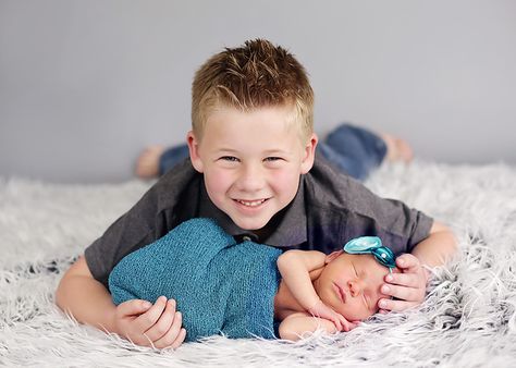 big brother Brother Photo Ideas, Newborn Sibling Pictures, Big Brother Pictures, Sibling Baby Announcements, Baby Pictures Poses, Newborn Photo Pose, Brother Pictures, Newborn Family Pictures, Ideas For Photography